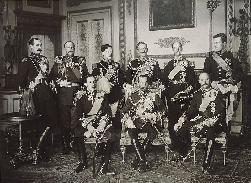 1910年威廉（後排右三）與歐洲各國君主
