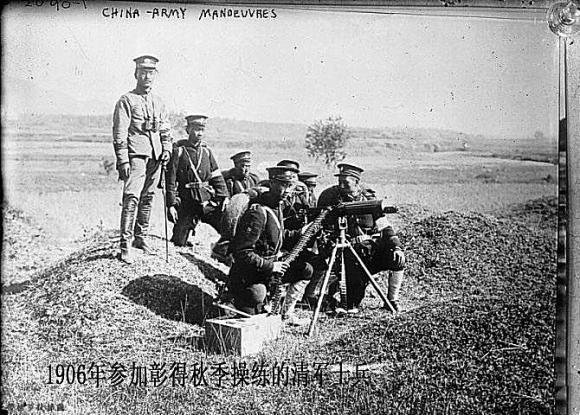 清軍在演習中使用機槍