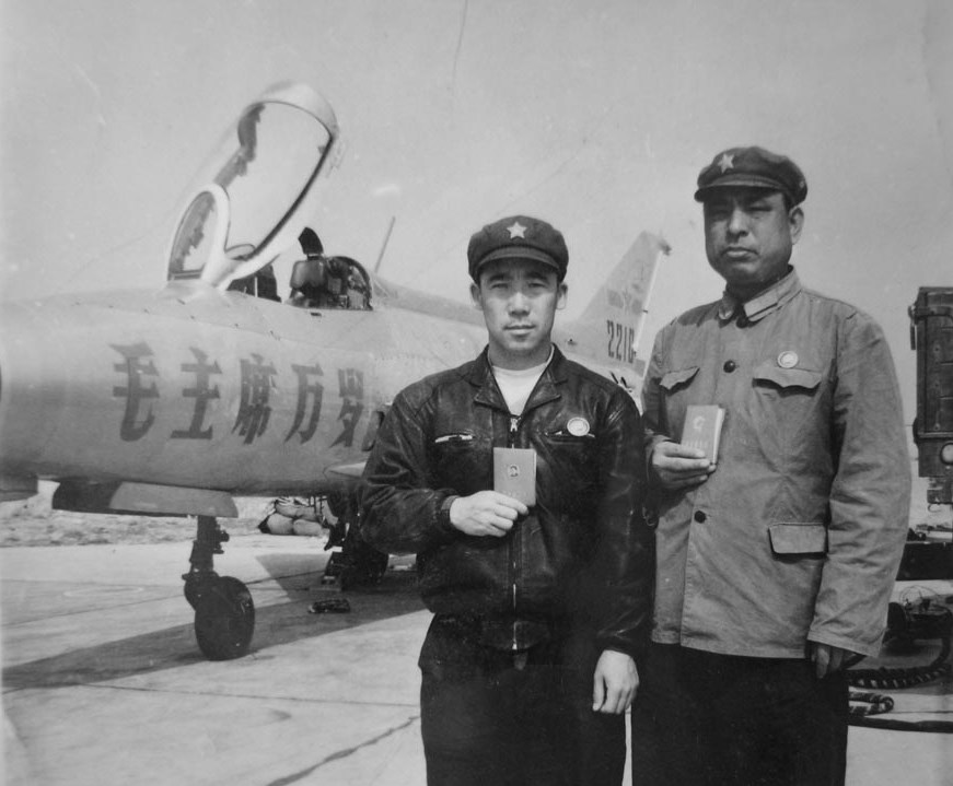 殲-7原型試飛員葛文墉（左）