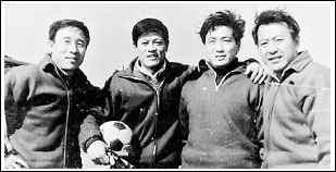朱廣滬（左2）在影片《飛吧，足球》留影