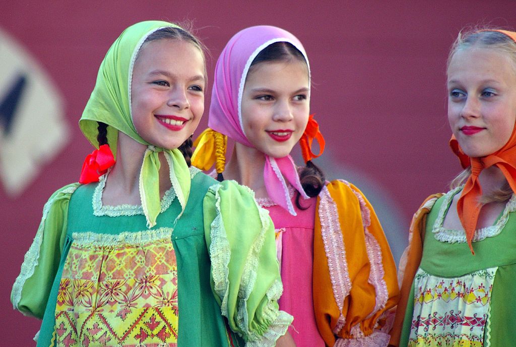 身著傳統服飾的俄羅斯小舞蹈演員