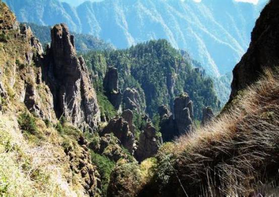 老君山(湖北省神農架林區境內的景區) 老君山(湖北省神農架林區境內的景區)