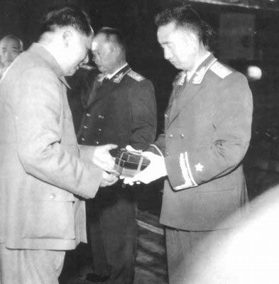 1955年9月27日，毛主席給徐向前授勳