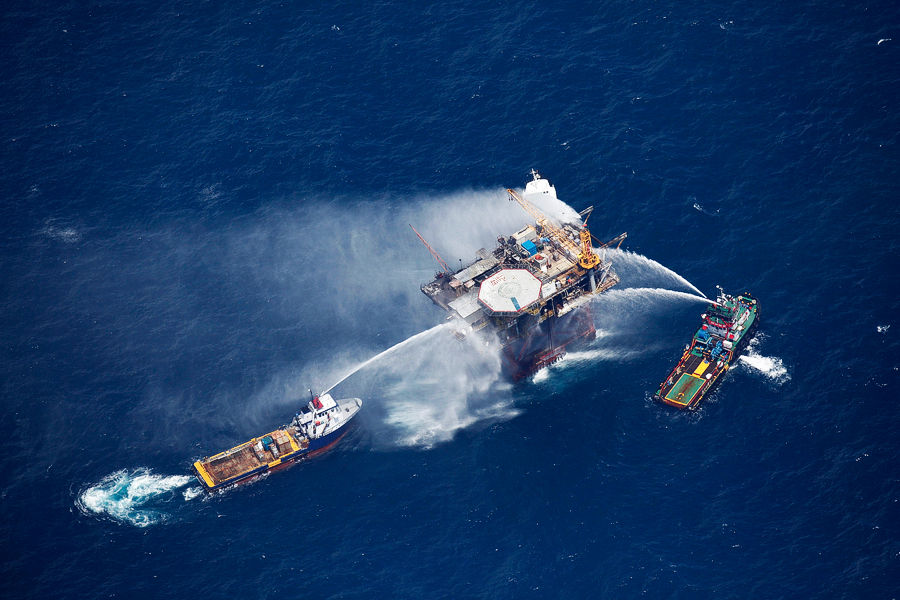 救援船隻向發生爆炸的鑽井平台噴水