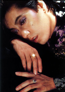 澤田研二於80年代最常用的深紫色化妝