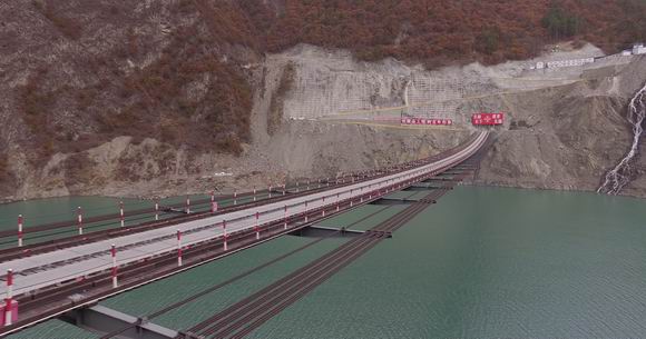為施工而搭建的全國最長的民用索橋，長353米