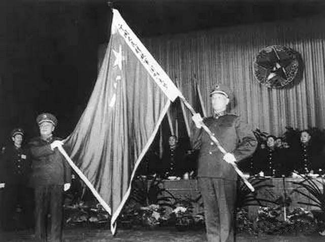 1986年1月國防大學授旗