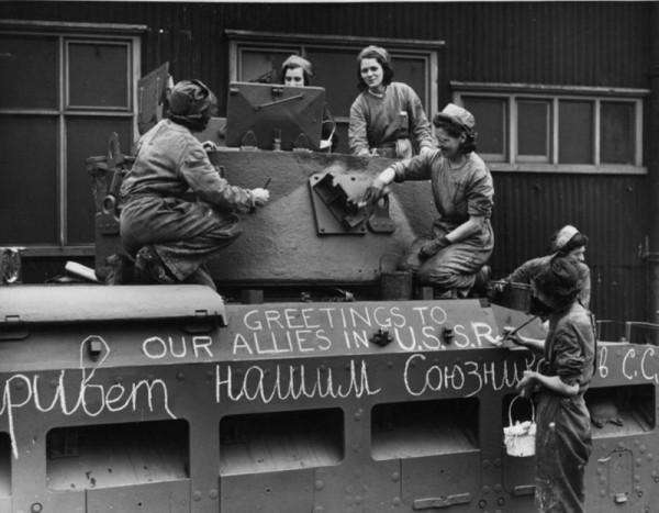 英國工人在援蘇坦克上塗標語：向我們的蘇聯盟友致以問候