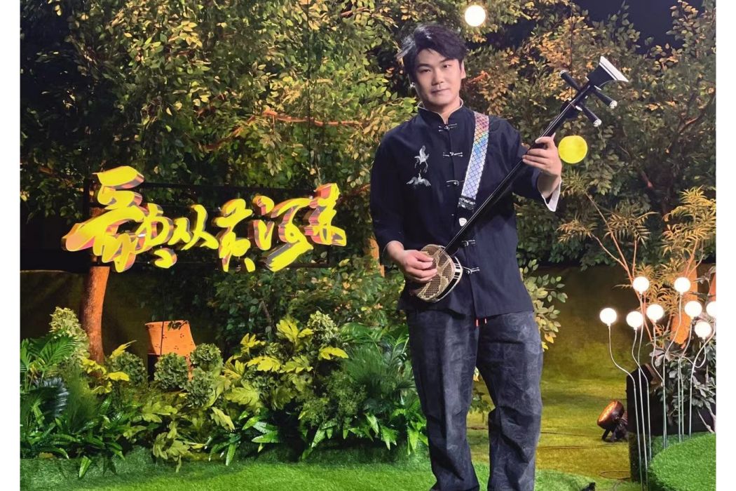 李丁(中國內地音樂製作人、三弦演奏家) 李丁(中國內地音樂製作人、三弦演奏家)