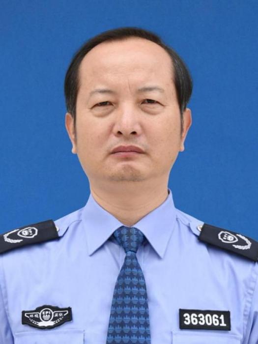 彭立新(江西省宜春市樟樹生態環境局黨組成員) 彭立新(江西省宜春市樟樹生態環境局黨組成員)