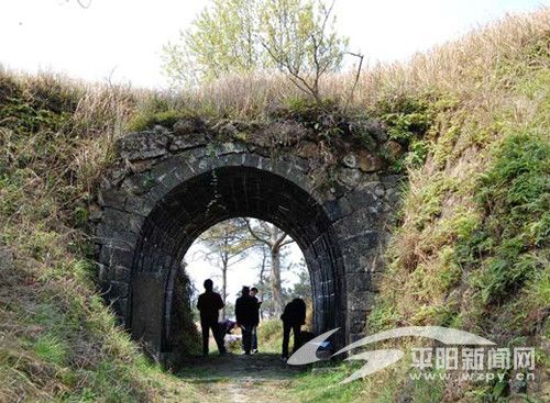 城門洞石亭