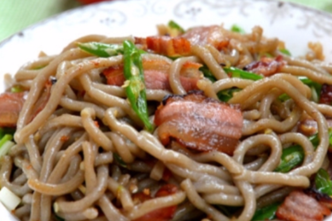 臘肉炒筱面 臘肉炒筱面