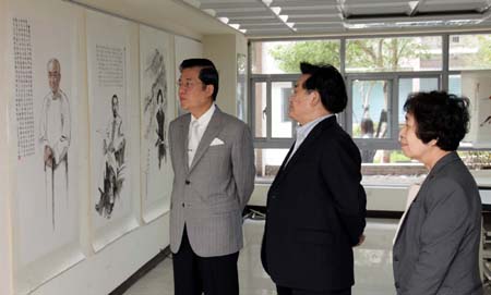 張恭榮（左）與孟慶江夫婦畫展期間觀看畫展
