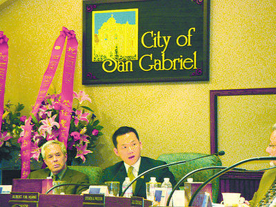 黃裕民（中）首次以市長身分主持聖市議會。