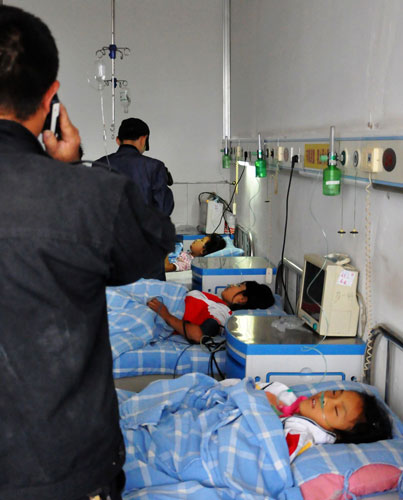 三位小學生在醫院接受治療