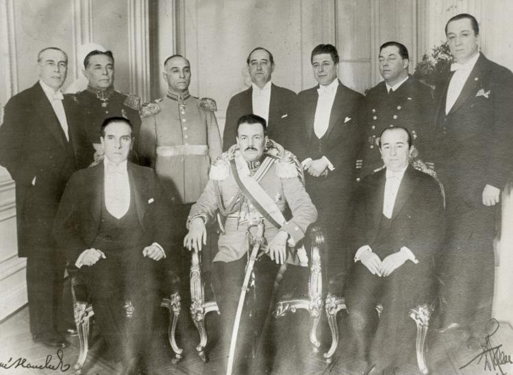 伊瓦涅斯總統和他的內閣成員