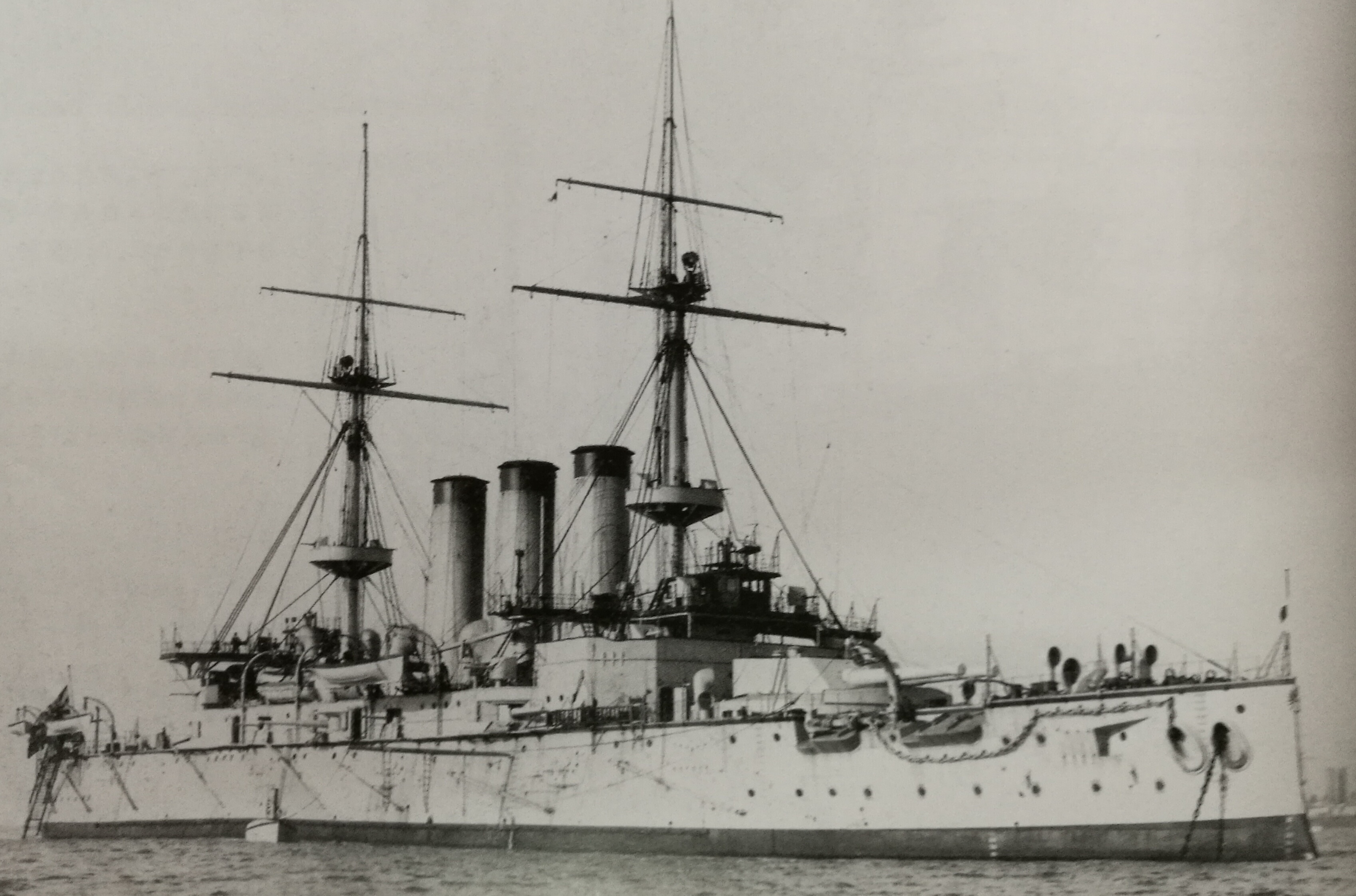 攝於1901年1月下旬的初瀨，因維多利亞女王逝世，艦上降半旗