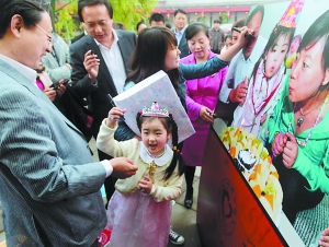 宋馨懿的養父母把她接到北京，給她過了個熱鬧的生日。