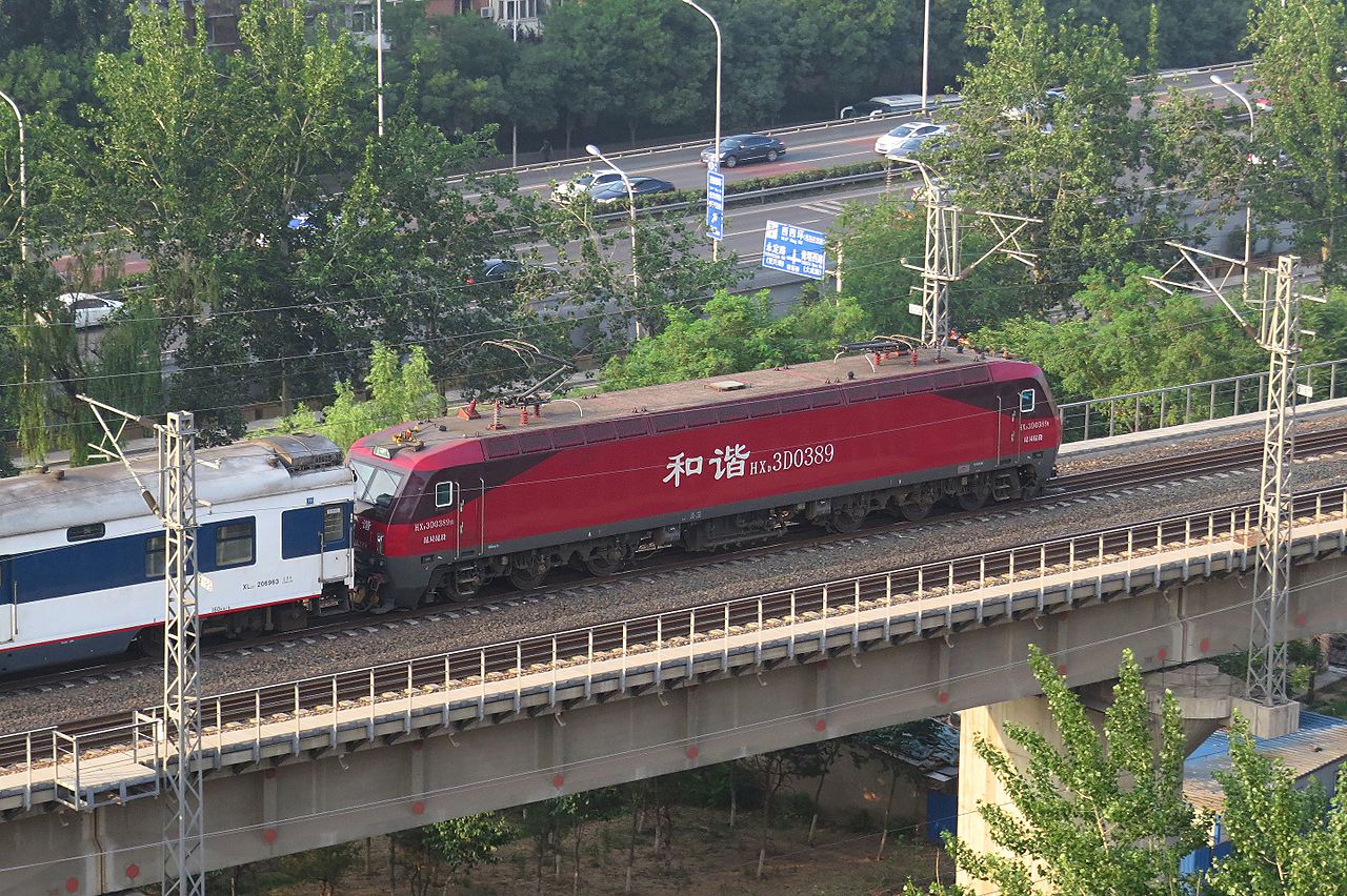 Z54次列車通過西長線青塔蔚園段