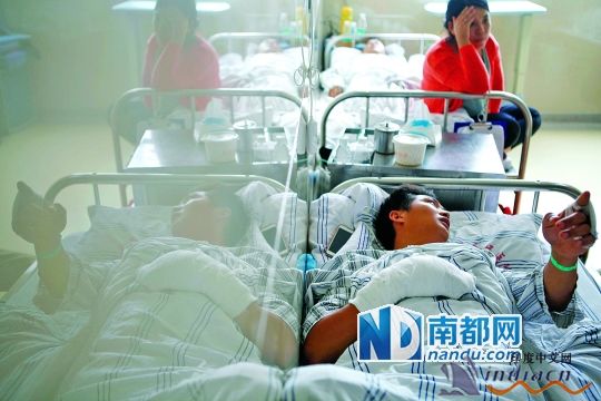 被砍傷的兩名村民在惠州市醫院接受治療