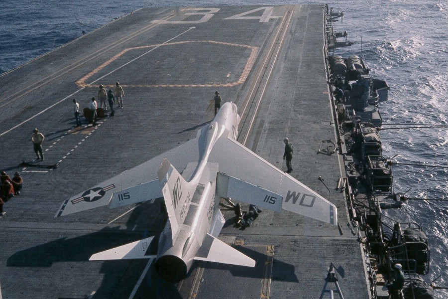 F-8E戰鬥機在奧里斯卡尼號預備起飛