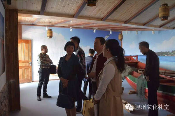 張萍棹理事長兼院長在澤前民俗文化展室聆聽有關介紹