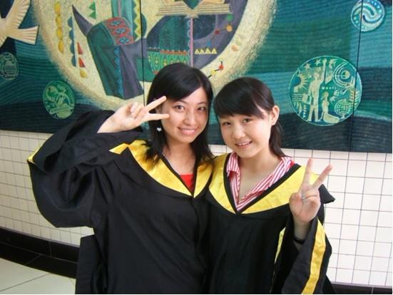 廖燁畢業前夕，和同學在校門口的合照