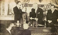 勞雷亞諾·戈麥斯和自由黨領袖耶拉斯（位於國會大廈）