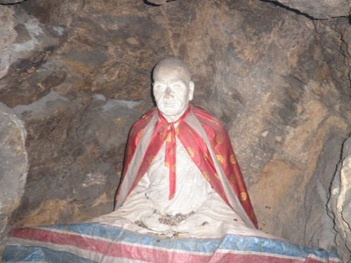 金山寺法海洞內禪師像