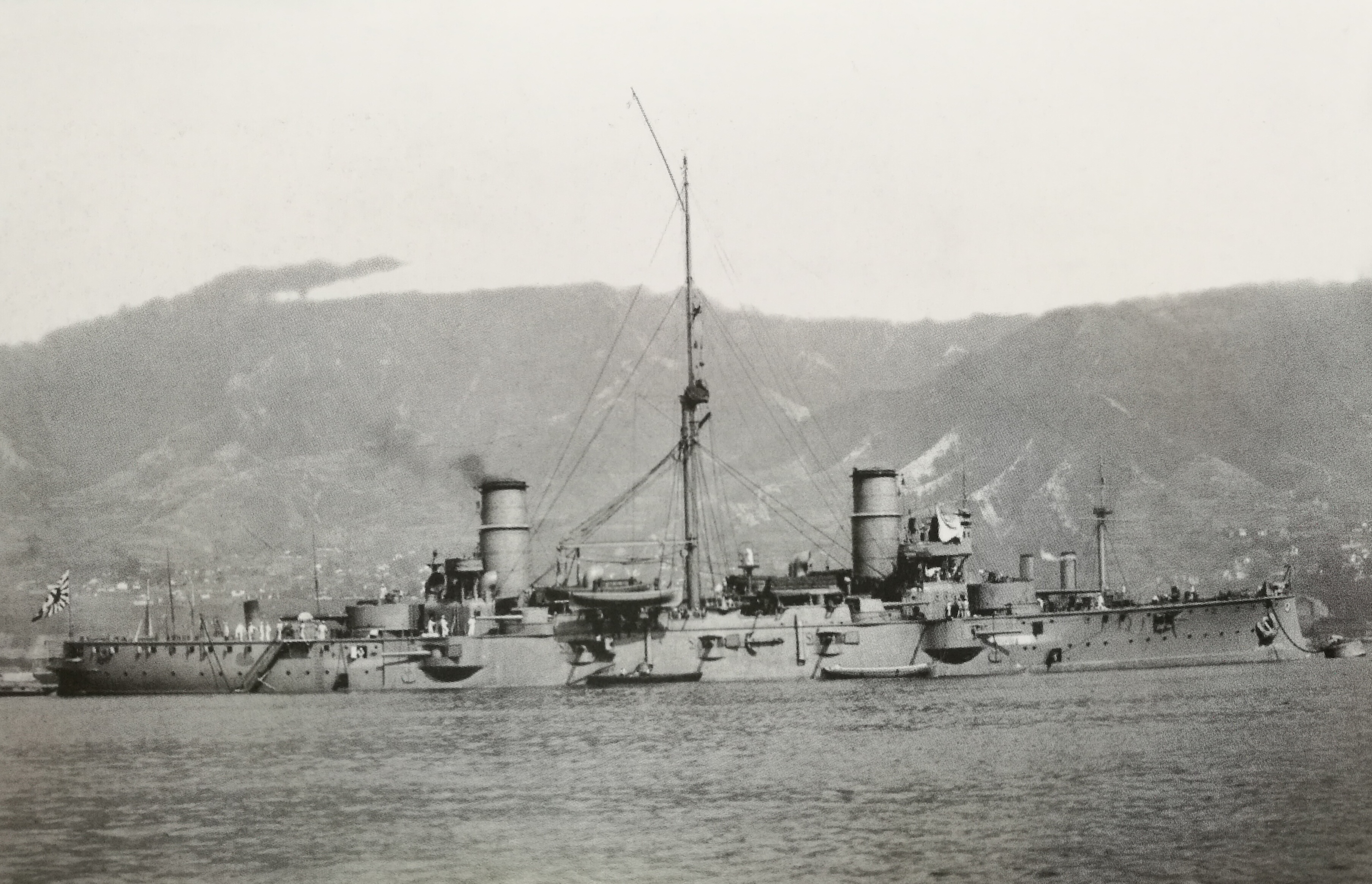 1905年6月24日攝於吳港，已經完成了此前在對馬海戰中創傷的修理