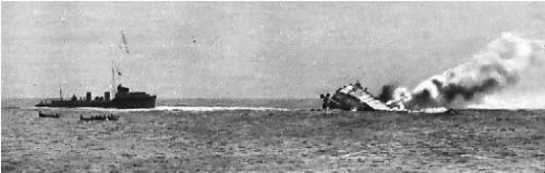 即將沉沒的美因茨號，旁邊救援的是英國DD靜默獵犬號