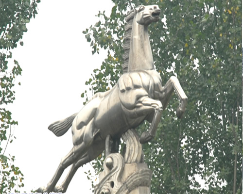 “天馬奔騰”的不鏽鋼雕塑