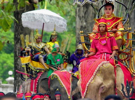 身著傳統服裝的寮國人參加紀念法昂王遊行