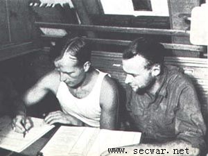 正在U-515號艇上編寫作戰日誌的亨克（左）