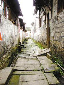 村中道路全是條石鋪成的小巷