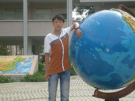 梁新林(秤架民族學校七年級二班學生) 梁新林(秤架民族學校七年級二班學生)