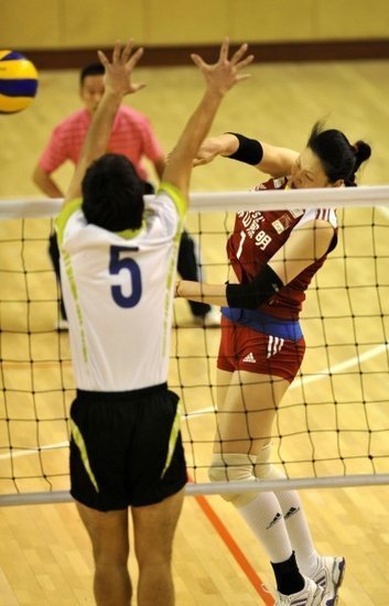 中國女排4-0廣州男排 王一梅扣球給力
