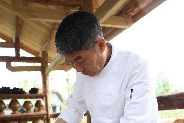張元富(成都有雲餐飲公司天府新區分公司行政總廚) 張元富(成都有雲餐飲公司天府新區分公司行政總廚)