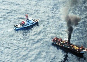 被稱為“鬼船”的日本漁船中炮起火燃燒