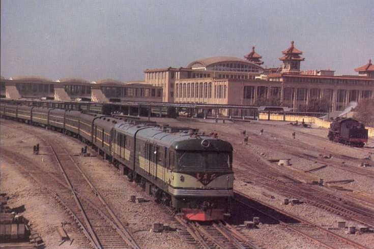 東方紅1型機車牽引旅客列車從北京站發車