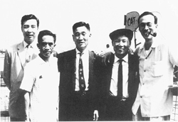 1957年紀弦（右一）覃子豪（左二）等留影