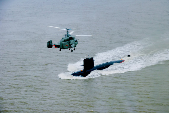 卡-28艦載直升機伴潛艇飛行