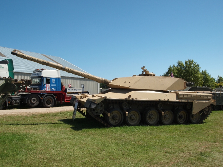 奇伏坦900主戰坦克樣車在展會上展出