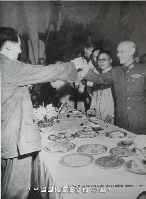 毛澤東（左）與蔣介石（右）