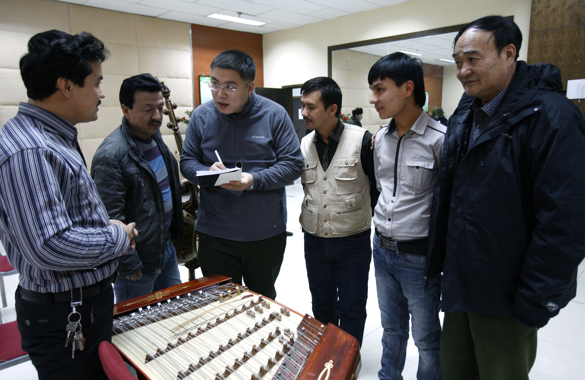 編劇趙東軍老師在喀什歌舞團採訪
