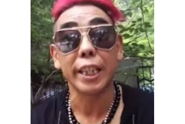 顧東林(中國網路紅人,鄭州尬舞代表人物) 顧東林(中國網路紅人,鄭州尬舞代表人物)