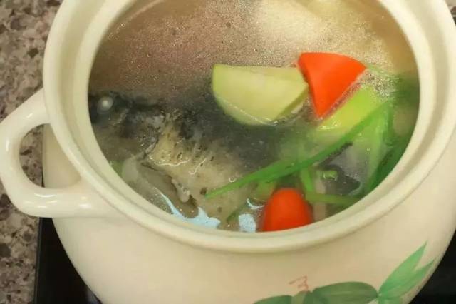 青紅蘿蔔芡實煲排骨湯
