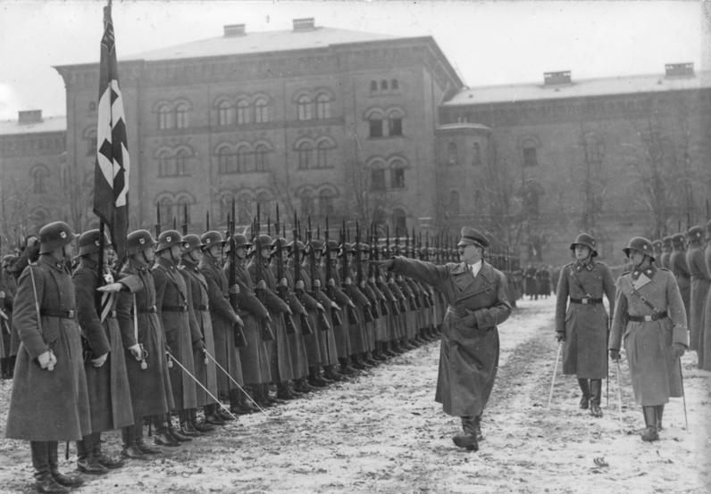 1935年正在接受希特勒檢閱的旗衛隊