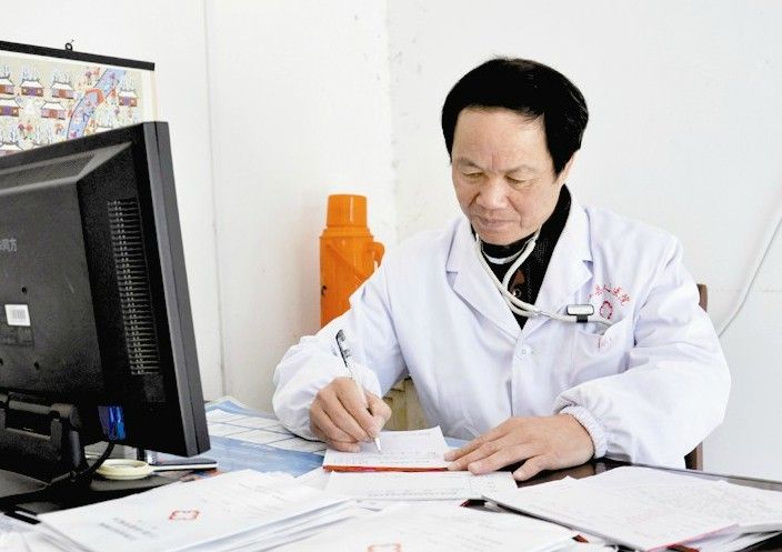 丁坤明(餘江縣春濤鄉衛生院院長)