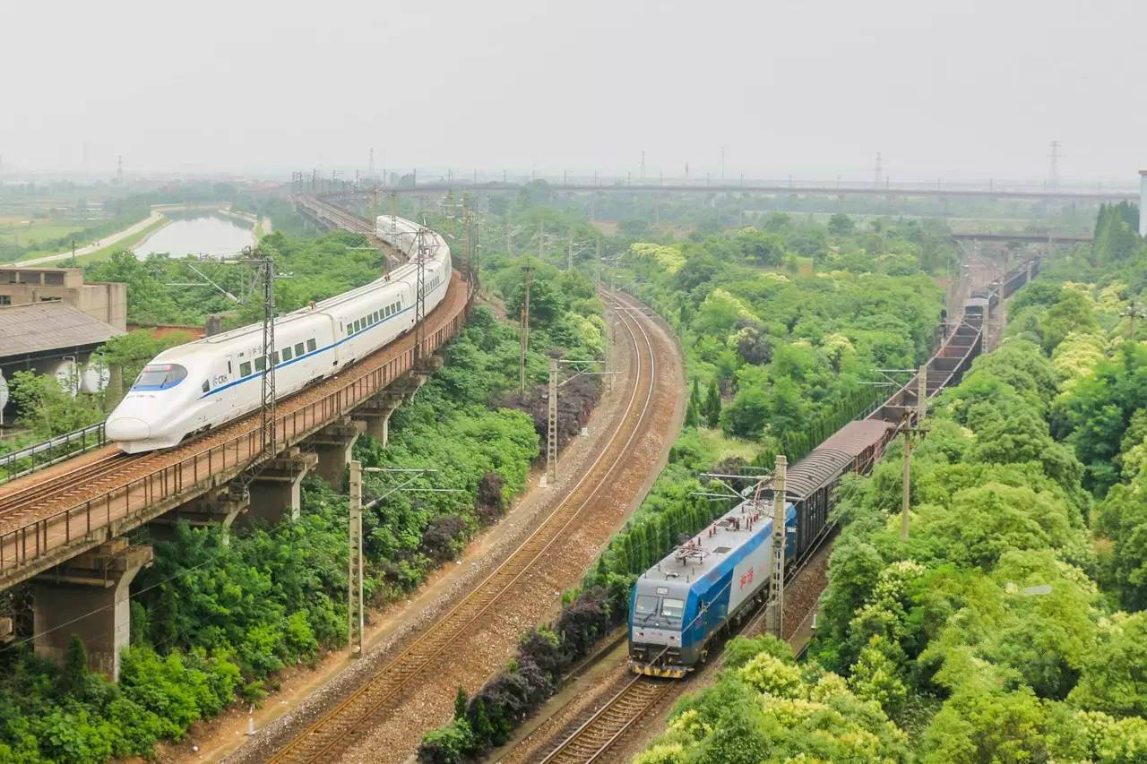 京九鐵路與滬昆鐵路在向塘鎮交匯